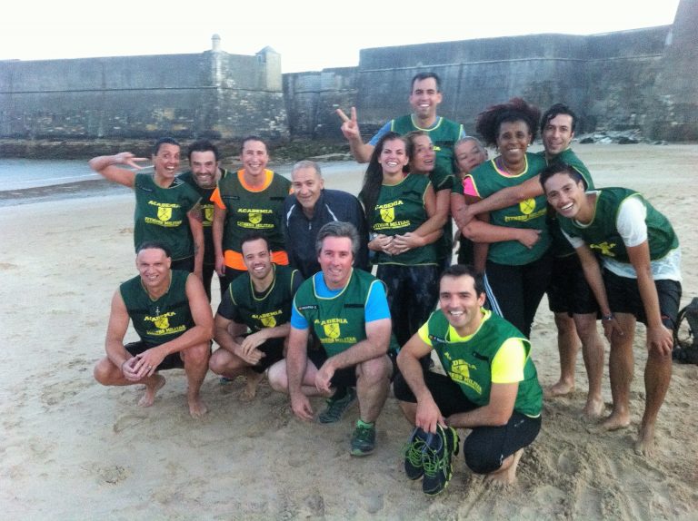 Grupo de treino após treino ma praia em Oeiras