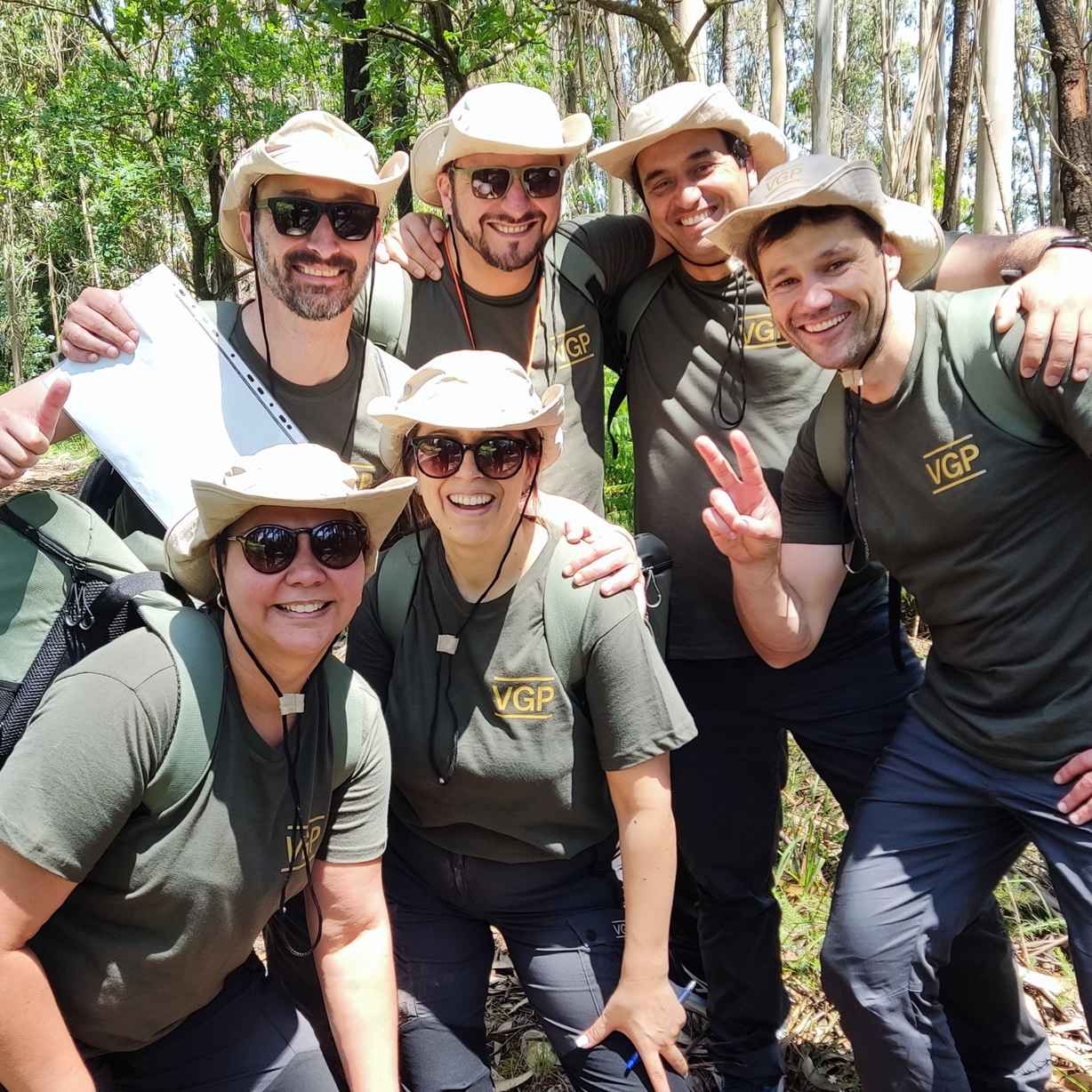 Equipa de empresa sorridente durante dinâmica de team building